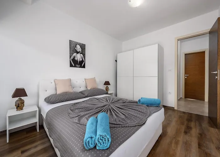 In Near Spadici Kukci