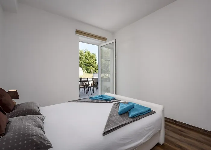 In Near Spadici Kukci